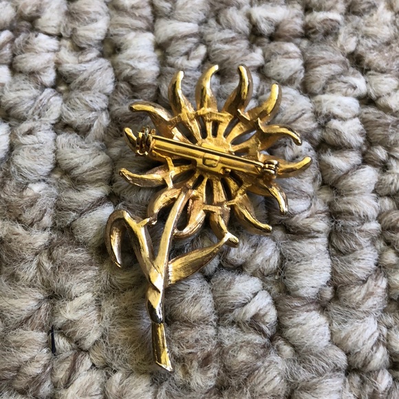 GUC Vintage Woman’s enamel daisy brooch - Picture 2 of 3
